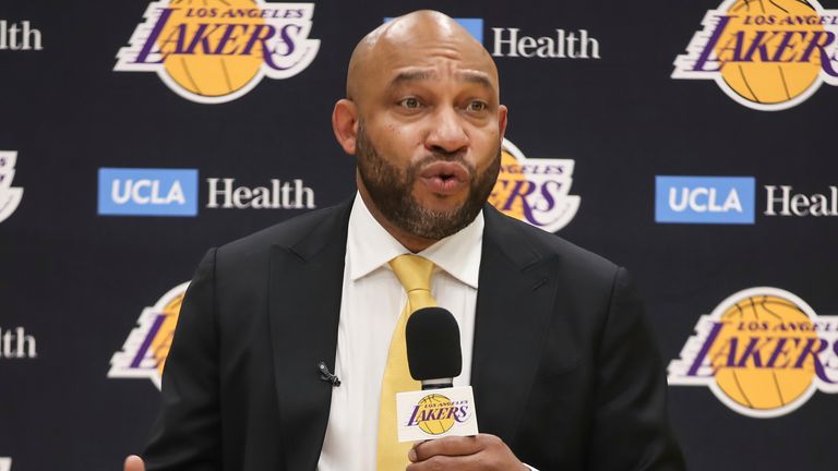 El entrenador en jefe de Los Angeles Lakers, Darvin Ham, conversa durante su conferencia de prensa introductoria.