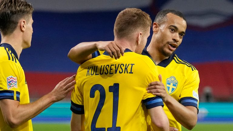 El sueco Dejan Kulusevsky celebra tras marcar