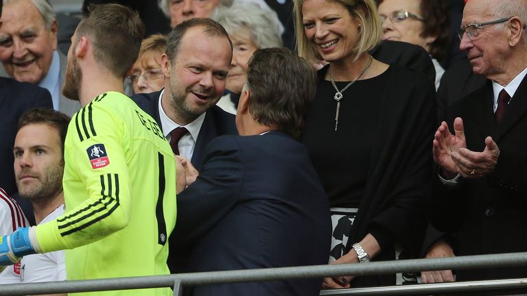 Ed Woodward felicita a Louis van Gaal por el éxito de Man Utd en la Copa FA 2016