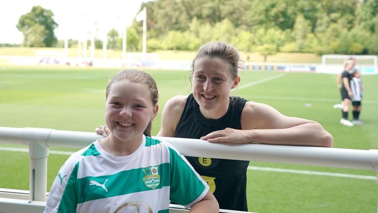 Inghilterra Elaine White posa per una foto con un fan durante una sessione di allenamento a St George's Park, Burton upon Trent.