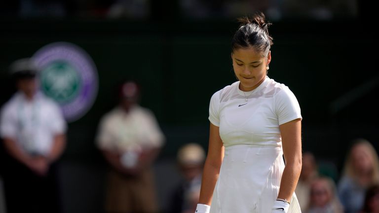 Jacquie Beltrao, Wimbledon'daki ikinci tur maçında 19 yaşındaki Frances Caroline Garcia'ya düz setlerde yenildikçe Emma Raducanu için yanlış gidenleri yıktı.