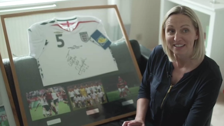 Faye White toont enkele memorabilia uit haar voetbalcarrière