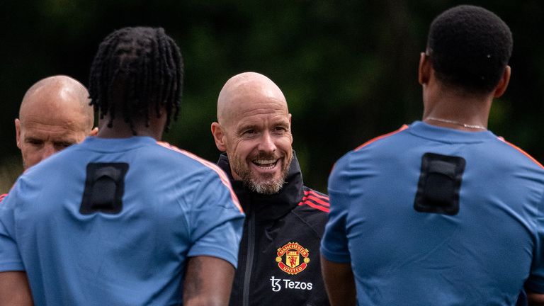 El nuevo entrenador del Manchester United, Erik ten Hag, se hace cargo de su primera sesión de entrenamiento desde que se unió al club procedente del Ajax.