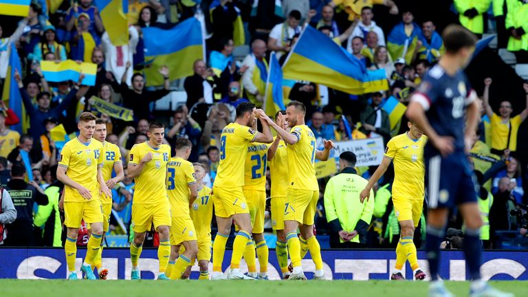 L'ukrainien Roman Yaremchuk célèbre avec ses coéquipiers après avoir marqué le deuxième but de son équipe lors du match de football de qualification pour la Coupe du monde 2022 entre l'Ecosse et l'Ukraine au stade Hampden Park de Glasgow, en Ecosse, le mercredi 1er juin 2022 .