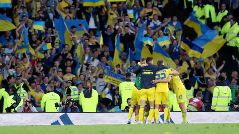 Oekraïense spelers vieren het einde van de 2022 WK-kwalificatiewedstrijd tussen Schotland en Oekraïne in Hampden Park in Glasgow, Schotland, woensdag 1 juni 2022 (AP Photo/Scott Heppell)