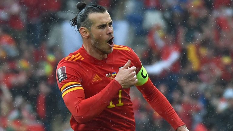 Gareth Bale celebra después de que su tiro libre desviado abre el marcador para Gales contra Ucrania