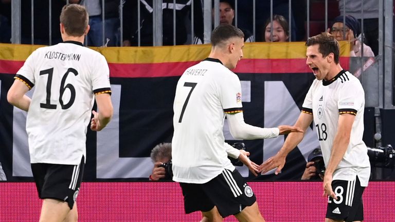 Jonas Hofmann dari Jerman merayakan dengan rekan setimnya Kai Havertz setelah mencetak gol ke gawang Inggris