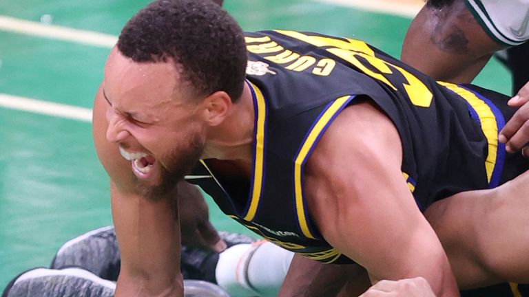 El escolta de los Golden State Warriors, Stephen Curry, reacciona de dolor tras el incidente en el último cuarto del Juego 3