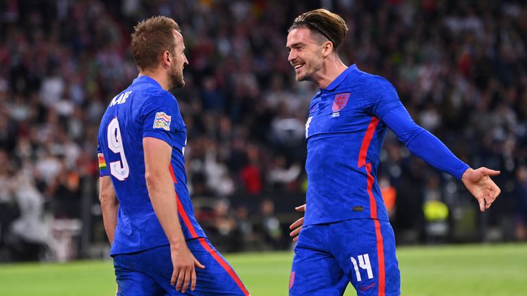 Harry Kane de Inglaterra celebra con Jack Graylish después de anotar contra Alemania