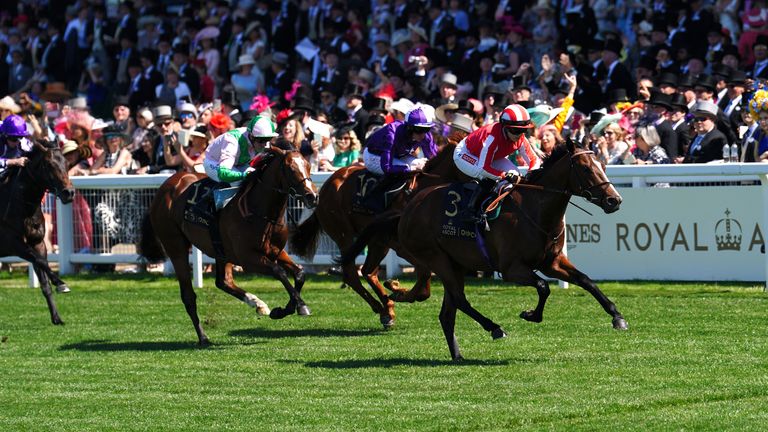 Hollie Doyle gana el Coventry Stakes sobre Bradsell en Royal Ascot