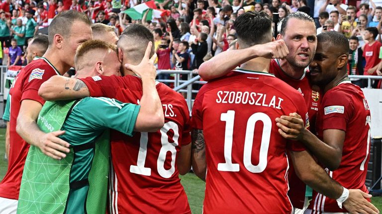 Macaristanlı oyuncular, Dominik Szoboszlai'nin Macaristan'ı penaltı noktasından öne geçirmesini kutluyor.