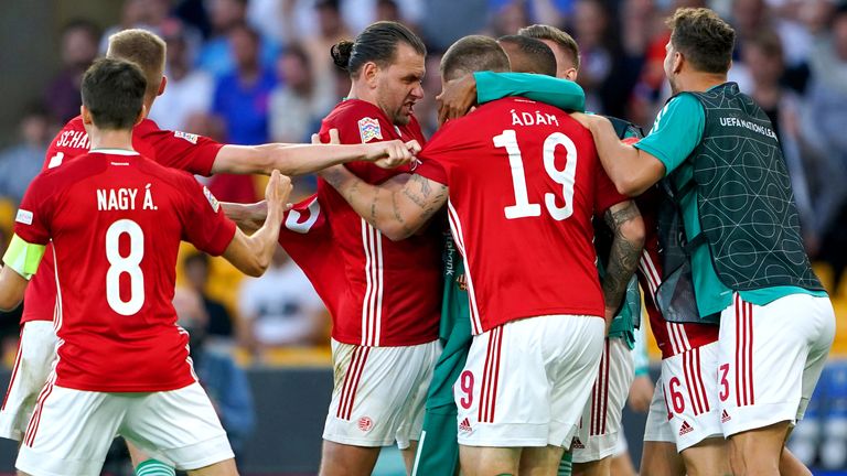 Pemain Hungaria dan pemain pengganti merayakan keunggulan 2-0 melawan Inggris