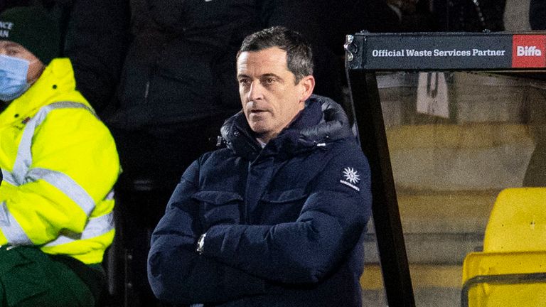 LIVINGSTON, ESCOCIA - 08 DE DICIEMBRE: El gerente de Hibernian, Jack Ross, durante un partido de Premiership cinch entre Livingston e Hibernian en el Tony Macaroni Arena, el 08 de diciembre de 2021, en Livingston, Escocia.  (Foto de Ross Parker / Grupo SNS)