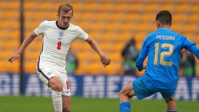 James Ward-Prowse d'Angleterre, à gauche, est fermé par Matteo Pessina d'Italie lors du match de football de la Ligue des Nations entre l'Angleterre et l'Italie au stade Molineux de Wolverhampton, en Angleterre, le samedi 11 juin 2022. (AP Photo/Jon Super)