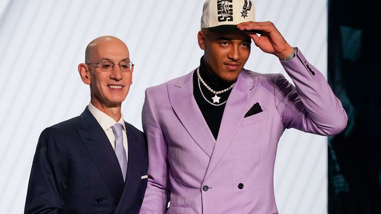 Jeremy Sochan berjabat tangan dengan Komisaris NBA Adam Silver setelah dipilih dengan pick kesembilan oleh San Antonio Spurs