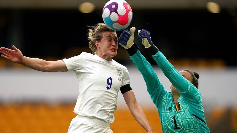 Ellen White của đội tuyển Anh (trái) nỗ lực đánh đầu bóng dưới áp lực của thủ môn Nicky Evrard của Bỉ