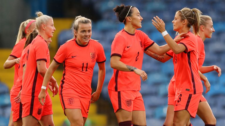 Lucy Bronze viert feest met haar teamgenoten uit Engeland na een doelpunt tegen Nederland
