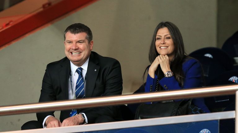Chelsea CEO'su Ron Gourlay (solda) Chelsea FC Marina Granovskaia'da direktörle tribünlerde