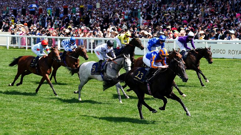 Meditate y Ryan Moore en camino a ganar el Albany Stakes en Royal Ascot