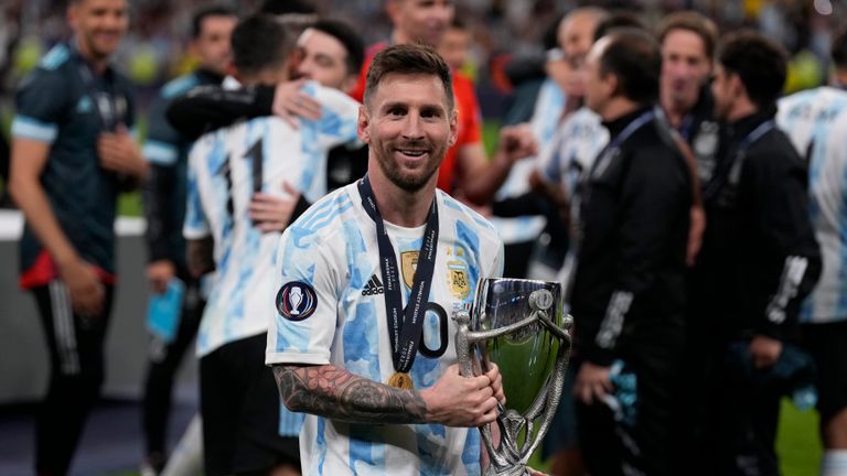 Argentina&#39;s Lionel Messi holds a trophy as he celebrates after winning the Finalissima soccer match between Italy and Argentina at Wembley Stadium in London , Wednesday, June 1, 2022. Argentina won 3-0. (AP Photo/Matt Dunham) 