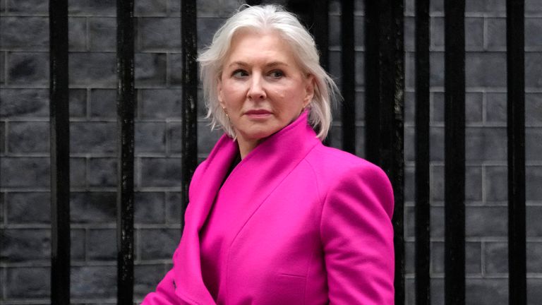 İngiltere'nin Dijital, Kültür, Medya ve Spordan Sorumlu Devlet Bakanı Nadine Dorries, 25 Ocak 2022 Salı günü Londra'daki Downing Caddesi'ndeki bir kabine toplantısına katılmak üzere geldi.