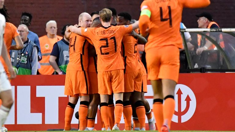 Nederlandse spelers vieren feest na scoren