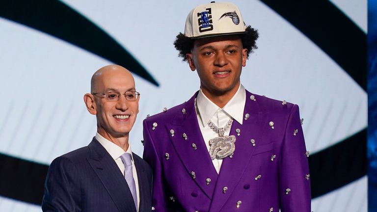 Paolo Banchero, a la derecha, posa para una foto con el comisionado de la NBA, Adam Silver, luego de ser seleccionado como la selección número uno en general por Orlando Magic.