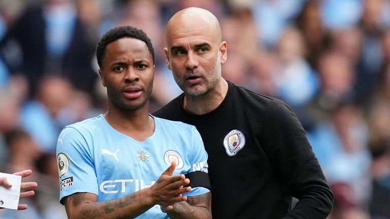 Pep Guardiola donne des instructions à Sterling contre Aston Villa