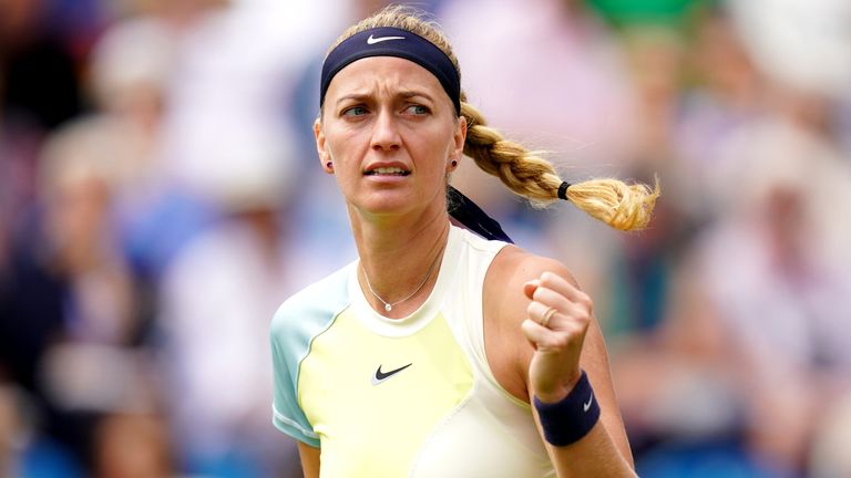 Petra Kvitova festeggia la vittoria del primo set contro Jelena Ostapenko 