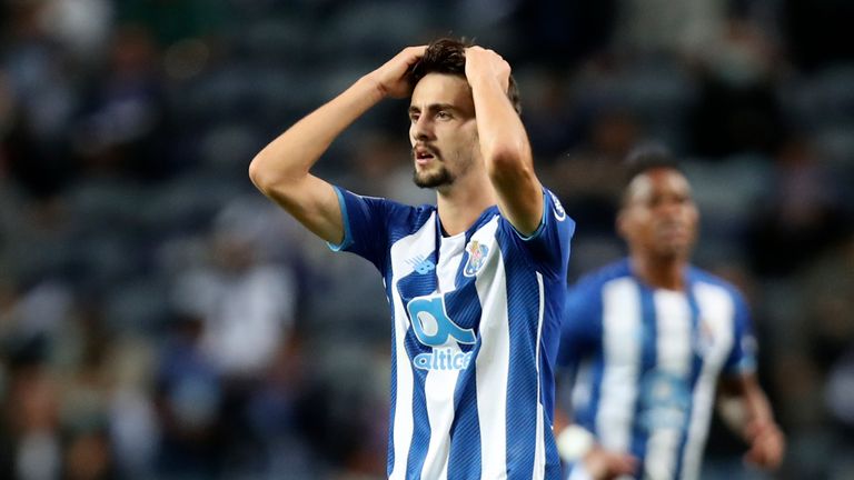 Fabio Vieira, do Porto, reage durante o jogo de futebol do Grupo B da Liga dos Campeões entre FC Porto e Liverpool no Estádio do Dragão, no Porto, Portugal, terça-feira, 28 de setembro de 2021.