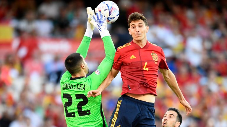 2022 年 6 月 2 日星期四，在西班牙塞维利亚的贝尼托维拉马林体育场举行的西班牙和葡萄牙之间的欧洲国家联盟足球比赛中，葡萄牙守门员迪奥戈·科斯塔将球扑向西班牙的保罗·托雷斯。 