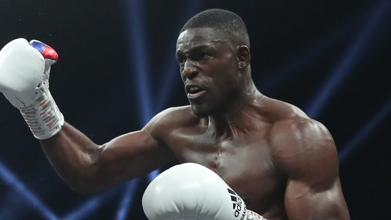 Richard Riakporhe en action contre Fabio Turchi (Image : Lawrence Lustig)