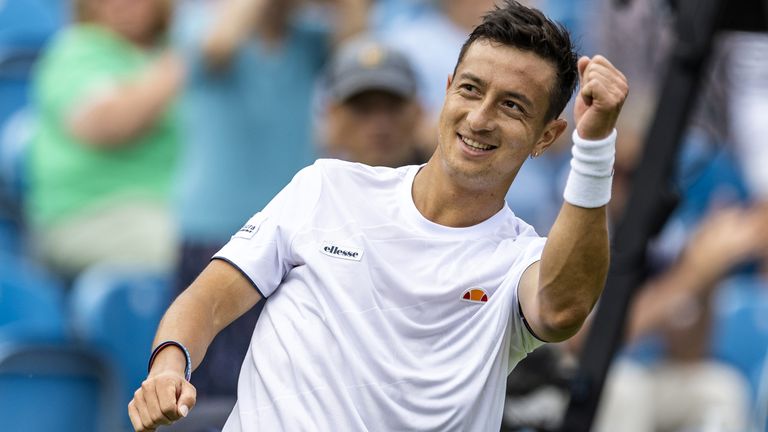 Le Britannique Ryan Benniston, qui a vaincu un cancer rare dans son enfance, espère que sa première victoire à Wimbledon contre le Suisse Henri Laksonen inspirera d'autres jeunes avec la même expérience.