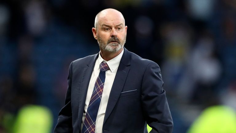 El entrenador de Escocia, Steve Clarke, abandona el campo