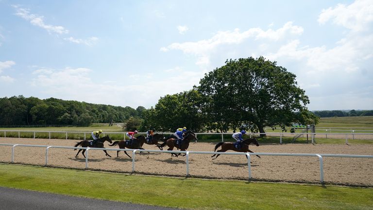 Shining Blue on his way to victory at Newcastle under Danny Tudhope