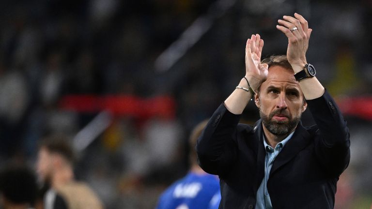 07 de junio de 2022, Baviera, Munich: Fútbol: Nations League A, Alemania - Inglaterra, Group Stage, Group 3, Matchday 2, en Allianz Arena, el entrenador de Inglaterra Gareth Southgate aplaude después del partido.