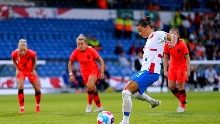 Sherida Spitse missed a penalty for Netherlands just before England&#39;s second