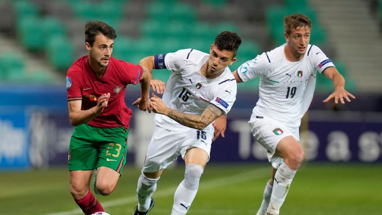El portugués Fabio Vieira, a la izquierda, es desafiado por el italiano Enrico Del Prato, al centro, y Marco Sala durante el partido de cuartos de final del Campeonato de Europa Sub-21 entre Portugal e Italia en Ljubljana, Eslovenia, el lunes 31 de mayo de 2021.