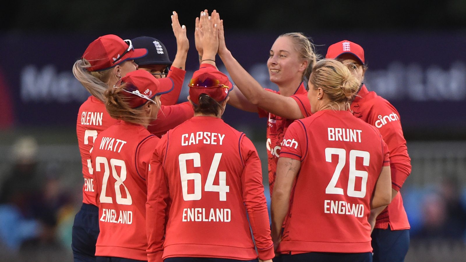 Tim putri Inggris mengalahkan Afrika Selatan di final T20 menunjukkan kekaguman pada remaja 17 tahun Alice Capsey dan Freya Kemp |  berita kriket