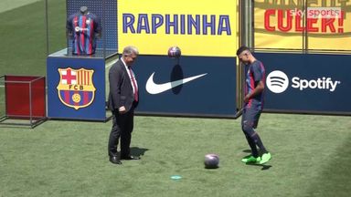 Raphinha shows off his skills at Barcelona unveiling!