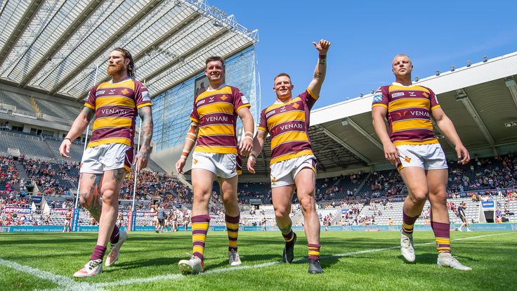 Picture by Allan McKenzie/SWpix.com - 10/07/2022 - Rugby League - Betfred Super League Magic Weekend - Huddersfield Giants v Salford Red Devils - St. James' Park, Newcastle, England - Huddersfield thank the fans after victory over Salford.