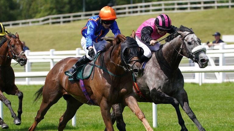 Mr Wagyu ridden by Jason Hart (left) on their way to winning the Paddy Power Scurry Handicap