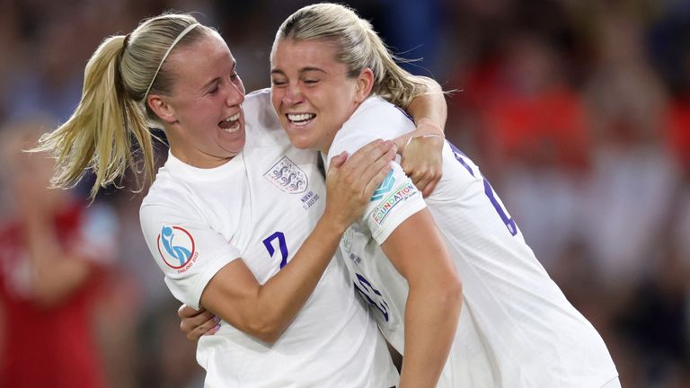 Alicia Russo y Beth Mead celebran la ventaja de 7-0 de Inglaterra.