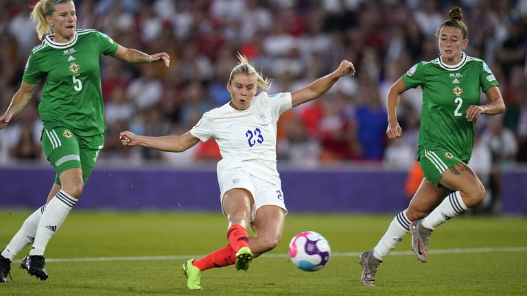 Alicia Russo marca o quarto gol de seu time na partida contra a Irlanda do Norte