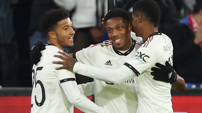 Anthony Martial feirer målet sitt med Marcus Rashford og Jadon Sancho (AP)