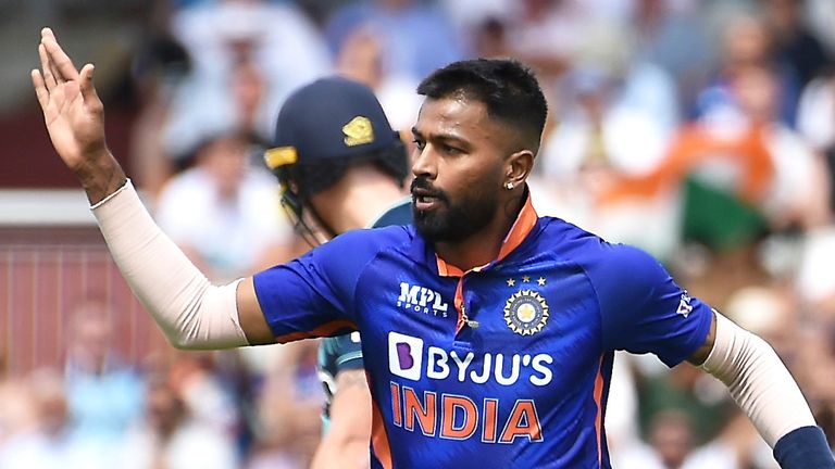 Hardik Pandya có số liệu ODI tốt nhất trong sự nghiệp là 4-24 khi Ấn Độ đấu với Anh với thứ hạng 259