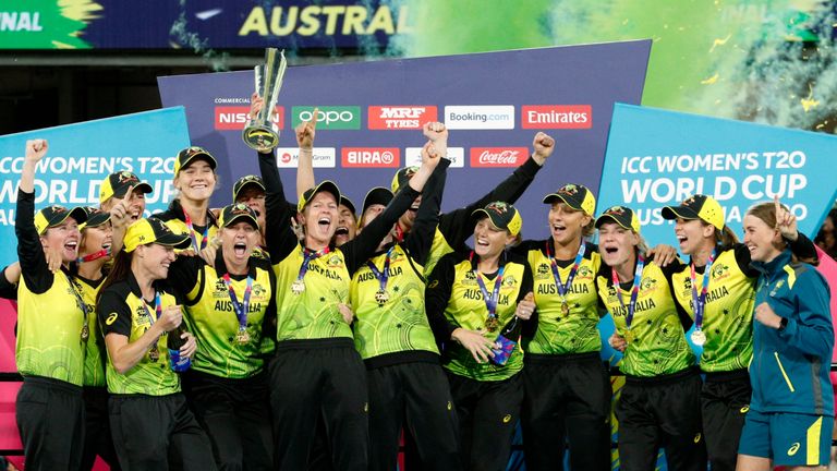 Para pemain Australia merayakan kemenangannya atas India dalam pertandingan final kriket Piala Dunia T20 Putri di Melbourne, Minggu, 8 Maret 2020. (AP Photo/Asanka Ratnayake)..