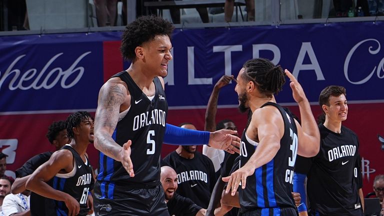 Paolo Banchero #5 y Devin Cannady #30 del Orlando Magic celebran contra los Sacramento Kings durante la Liga de Verano de Las Vegas 2022 el 9 de julio de 2022 en el Thomas & Mack Center en Las Vegas, Nevada. 