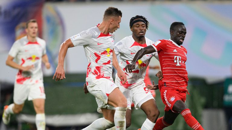 30 July 2022, Saxony, Leipzig: Soccer: DFL Supercup, RB Leipzig - FC Bayern Munich, Red Bull Arena. Munich&#39;s Sadio Mane (r) against Leipzig&#39;s Willi Orban (l) and Mohamed Simakan. Photo by: Robert Michael/picture-alliance/dpa/AP Images