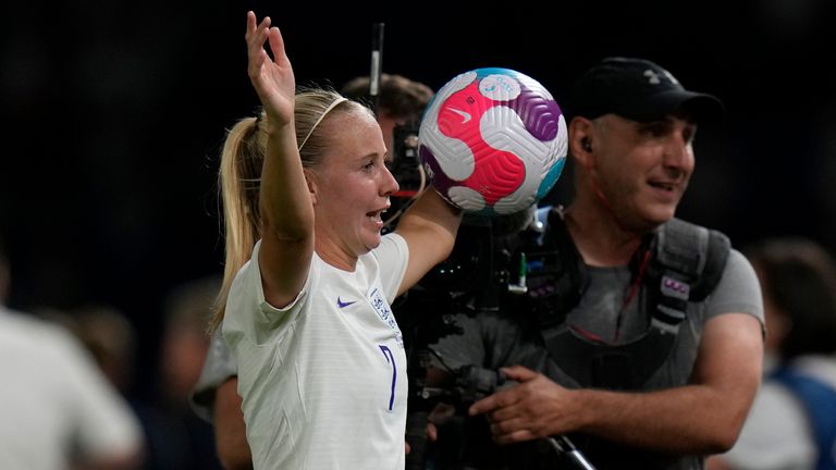 Beth Mead de Inglaterra sostiene el balón del partido después de marcar un hat-trick contra Noruega